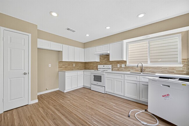 Building Photo - 1811 Foxlake Dr