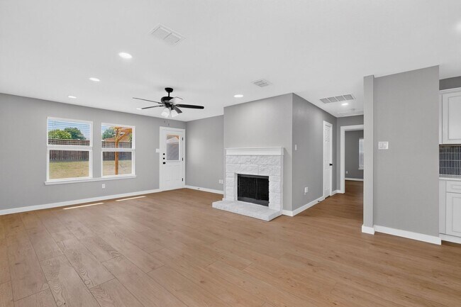 Building Photo - Spacious Renovation Ready To Be Called Home!!!