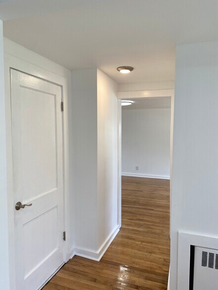 Building Photo - 23 Parkway Dr