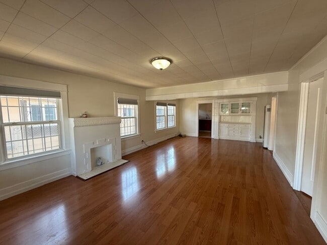 Building Photo - 3 bedroom 2 bath house in Long Beach