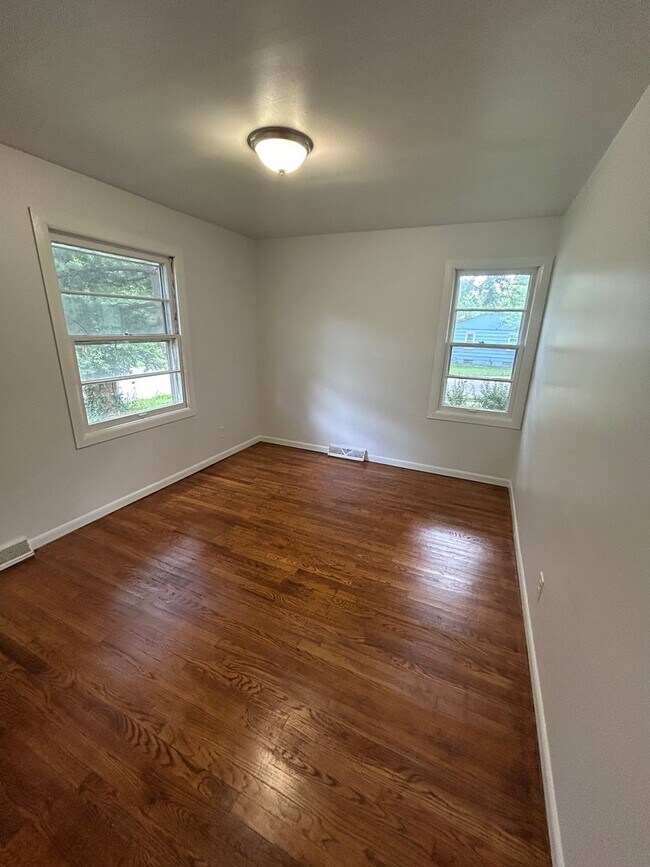 Building Photo - COMING SOON! 3 Bed 1.5 Bath Home! $1495.00