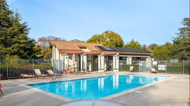 Building Photo - Charming and spacious single-level 2-bedroom, 2-bath condo