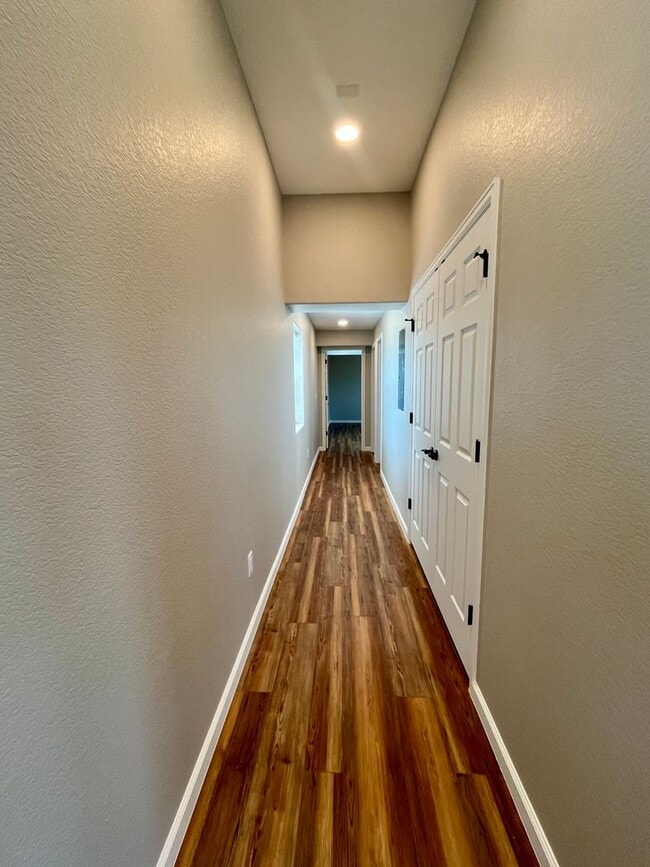 Building Photo - Fully Renovated Duplex in Central Longmont...