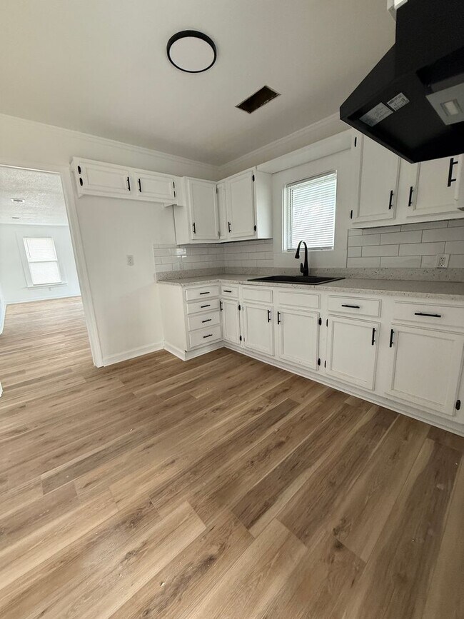 Building Photo - Beautiful Fully Remodeled 3-Bedroom, 1-Bathroom Home in Little Rock - Near UALR!