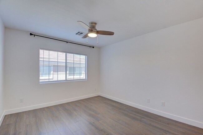 Building Photo - Renovated and Modern. This fantastic 2br in a gated community in Silverado Ranch has all the amen...