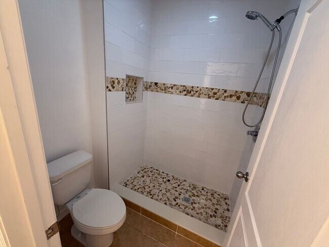 Building Photo - Spacious Groveland Home