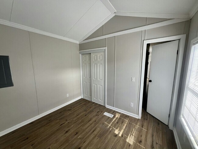 Building Photo - 1113 Chicago Bulls St