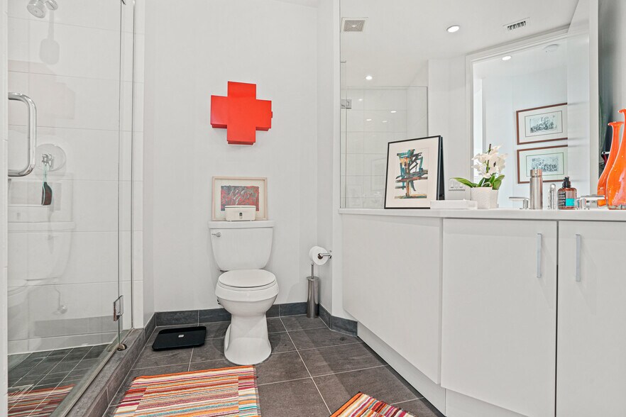 Secondary bath - 1177 22nd St NW