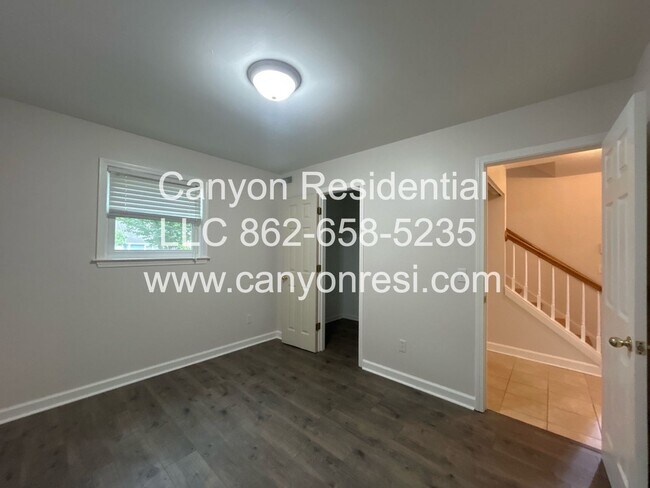 Building Photo - Beautiful 3 BR/3Bath in well sought after neighborhood !