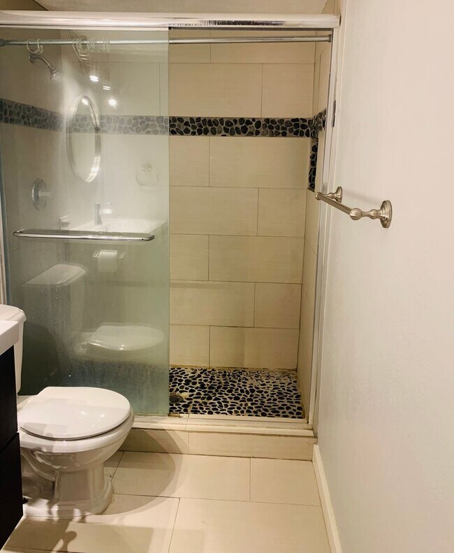 Building Photo - 1 Bedroom 1 Bathroom in Congress Park      **Move-In Special**