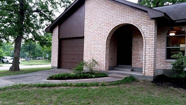 Building Photo - 240 N Forest Dr