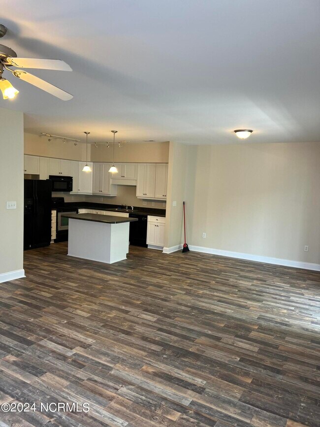 Building Photo - 200 Lighthouse Ln