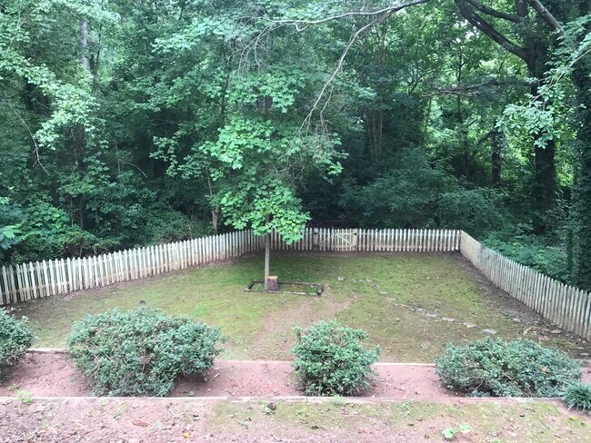 Building Photo - 633 Clairmont Cir