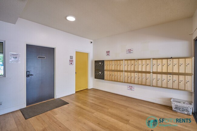 Building Photo - Redwood City: Unfurnished and Remodeled 2 Bed 2 Bath w/ Laundry In Unit, AC Mini-Split, & Parking...