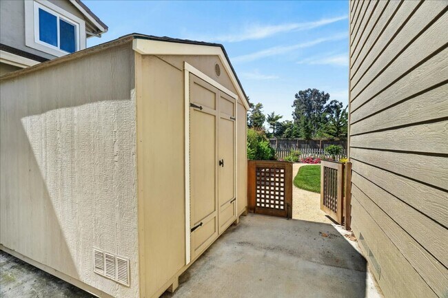 Building Photo - Toro Sunshine Expansive 4 Bed/ 3 Bath Home!