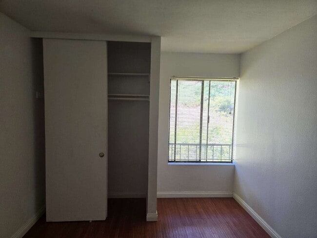 Building Photo - Spacious 3-bed, 2-bath condo is located in the heart of UTC, right on the UCSD bus line! It featu...