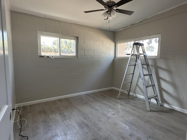 Building Photo - 540 W Elm Ave