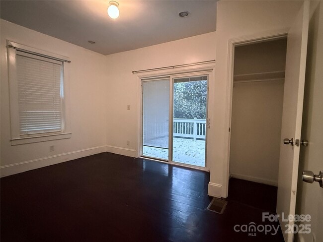 Building Photo - 424 Woodvale Pl