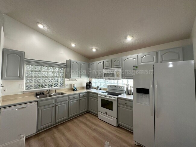 Building Photo - 1009 Lake Davenport Blvd