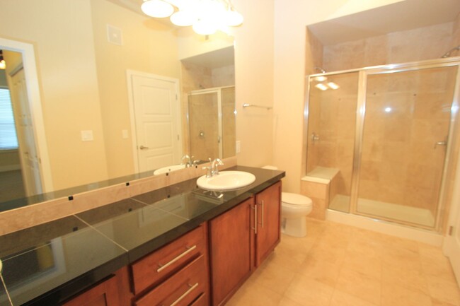 Building Photo - Gorgeous Corner Unit DTC Condo