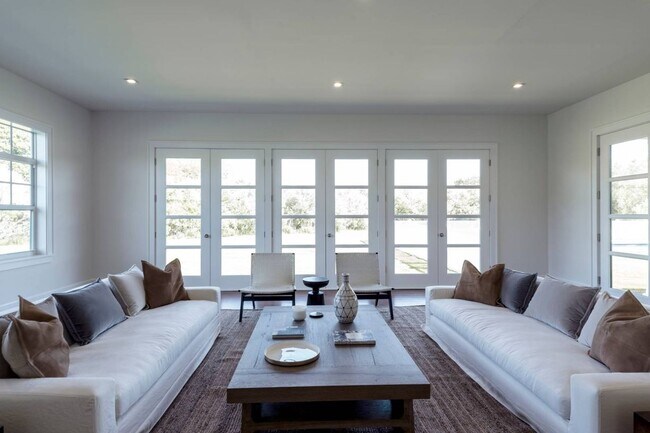 Building Photo - 127 Greenleaf Ln