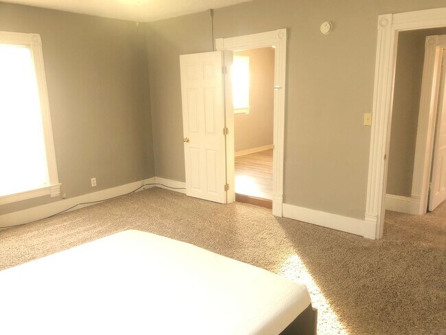 Building Photo - Very well decorated and furnished 4 BR house near IWU. Ideal for students with 2 kitchens