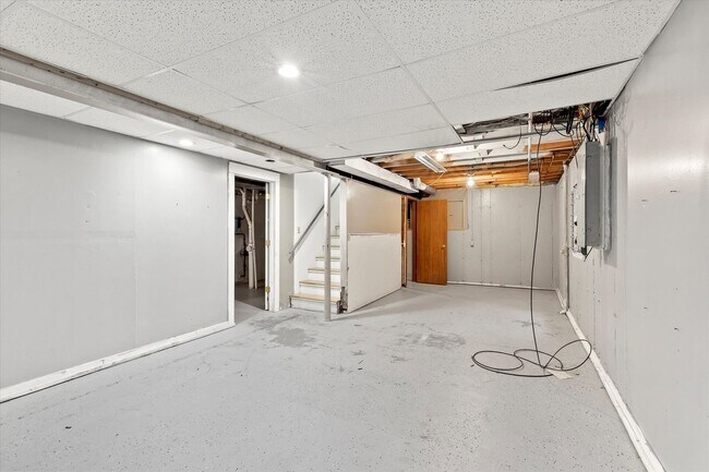 Building Photo - Updated Kenosha 3 Bedroom 2.5 Bath