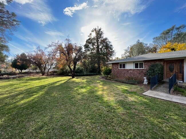Building Photo - 9866 Hillview Dr