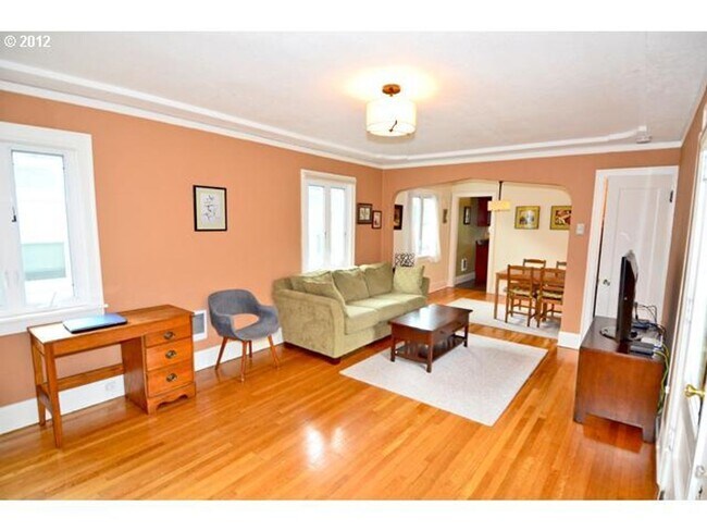 Building Photo - Darling Condo in heart of Hawthorne