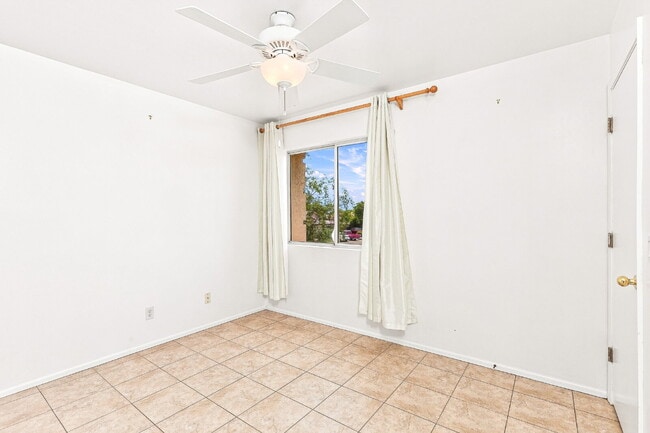 Building Photo - 2426 W Silverbell Tree Dr