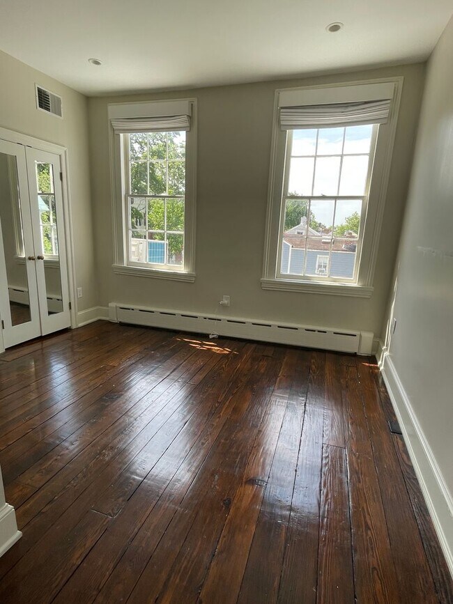 Building Photo - Georgetown Splendor with Garage Parking