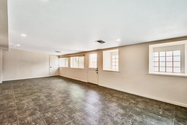 Building Photo - Spacious 6-Bedroom, 3.5-Bath Pool Home Near ASU Campus