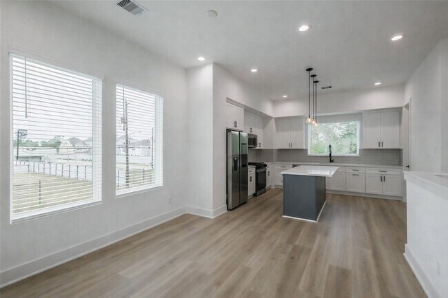 Building Photo - 5703 Balbo St