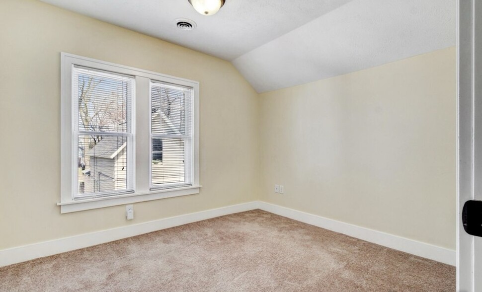 Building Photo - 904 Zeeland Ct NE