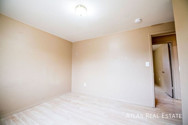 Building Photo - Spacious 3 Bedroom 1 Bath Duplex Available...