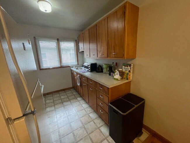 Building Photo - 2 Bedroom Duplex on Great Corner Lot in Urbana!