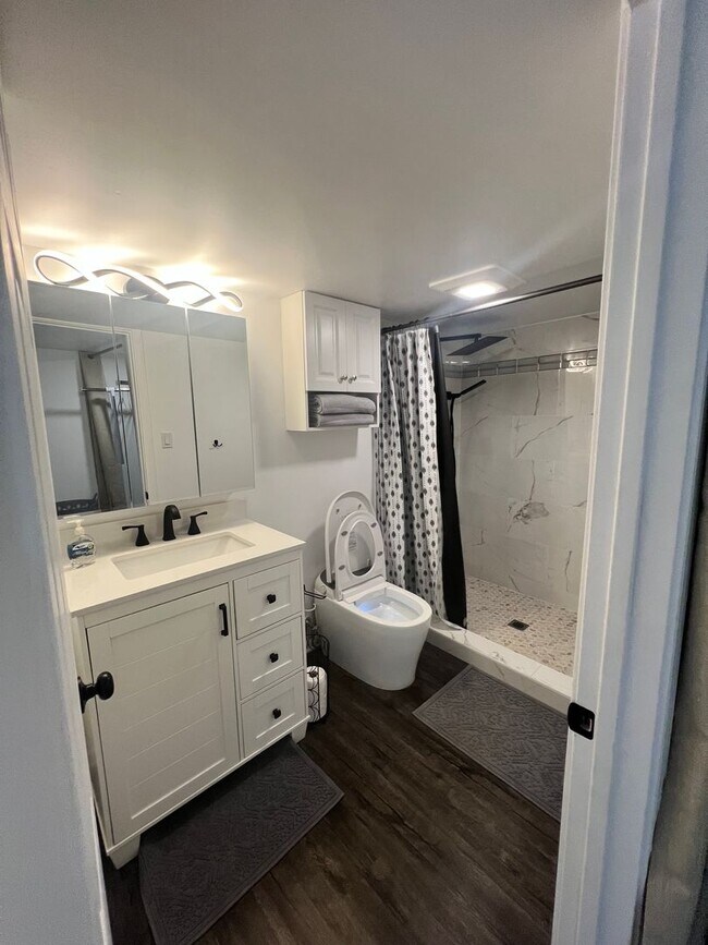 Building Photo - L2-124