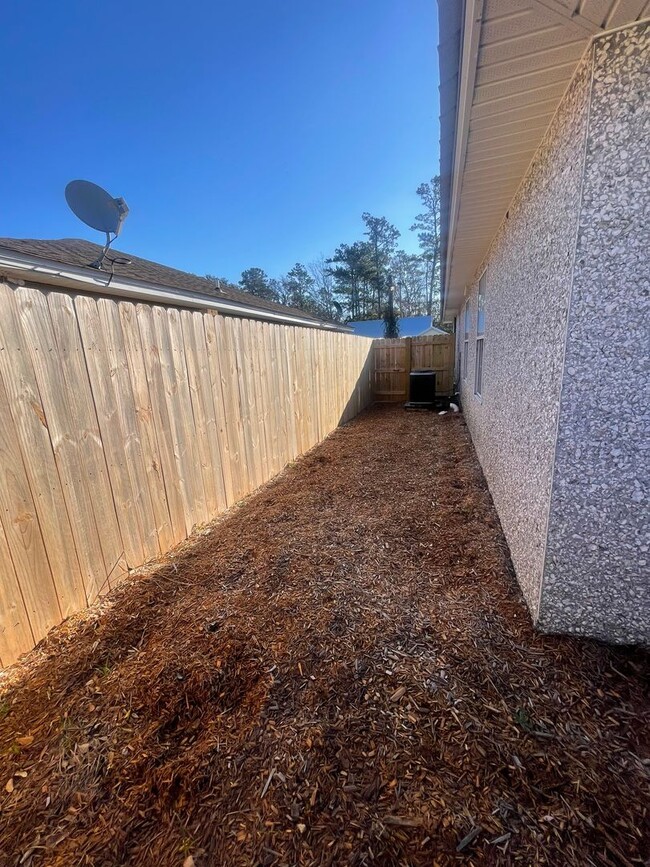 Building Photo - 2 Bedroom/2 Bathroom Duplex with Garage