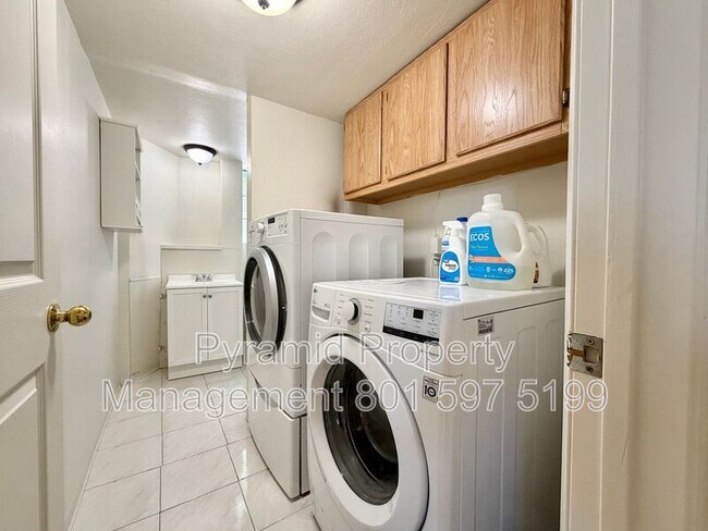 Building Photo - 717 E Hundley Hvn Cir
