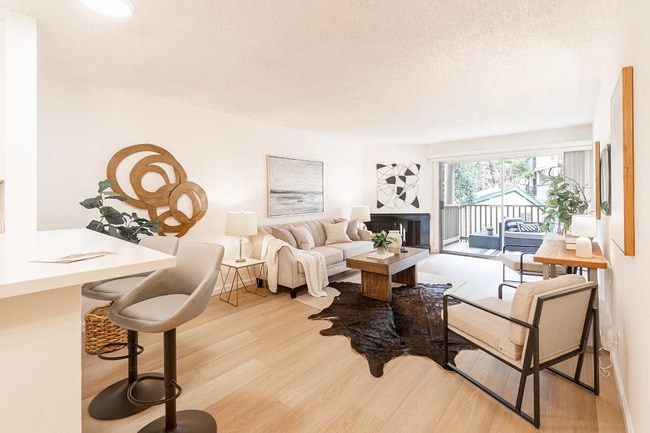 Building Photo - Convenient location to I-280/101 for a qui...