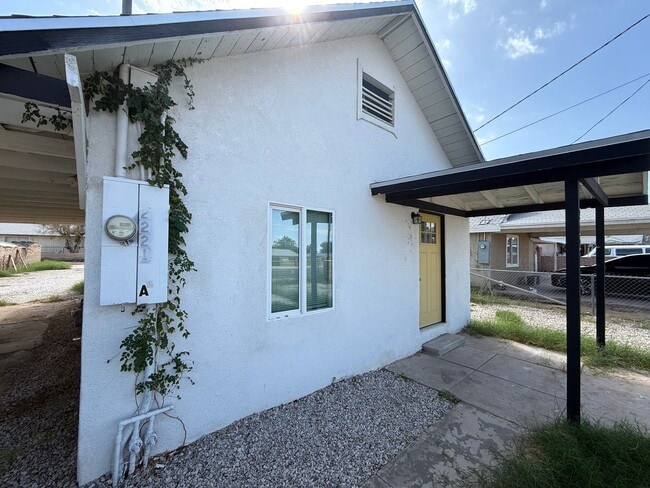 Building Photo - Remodeled 2 Bedroom w/ Utilities Included!