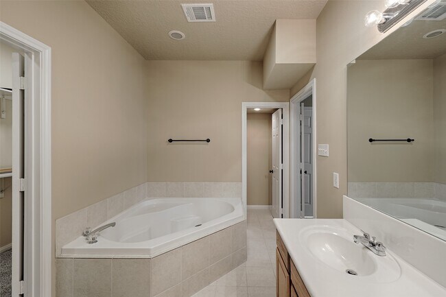 Building Photo - 1815 Tickner St