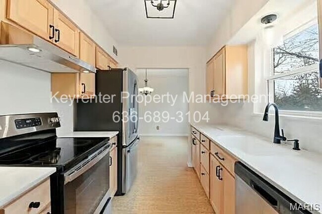 Building Photo - Spacious Updated 3-Bedroom Home in Prime Location