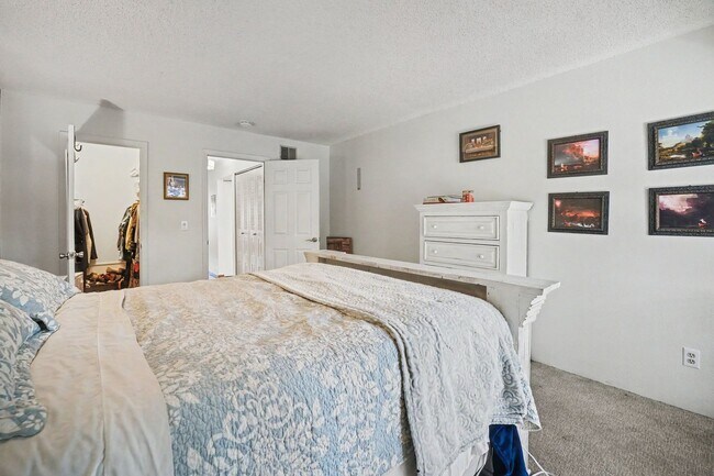 Building Photo - Cozy & Spacious 2BR Top-Floor Condo in Lakewood