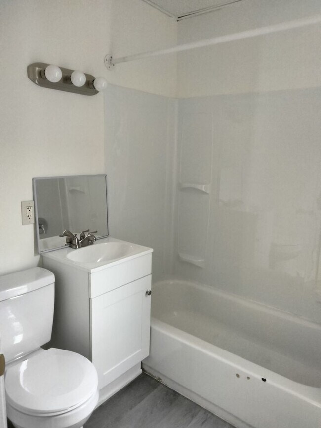 Building Photo - Spacious 5 Bedroom, 1 Bathroom Single-Family Home with Yard – Allentown