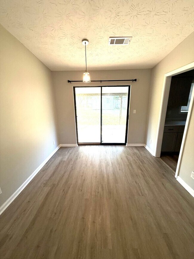 Building Photo - 1025 N Burbank Dr