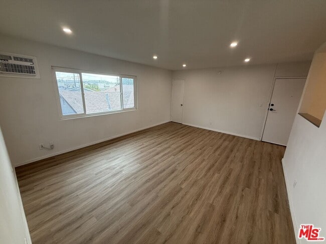 Building Photo - 2530 Carmona Ave