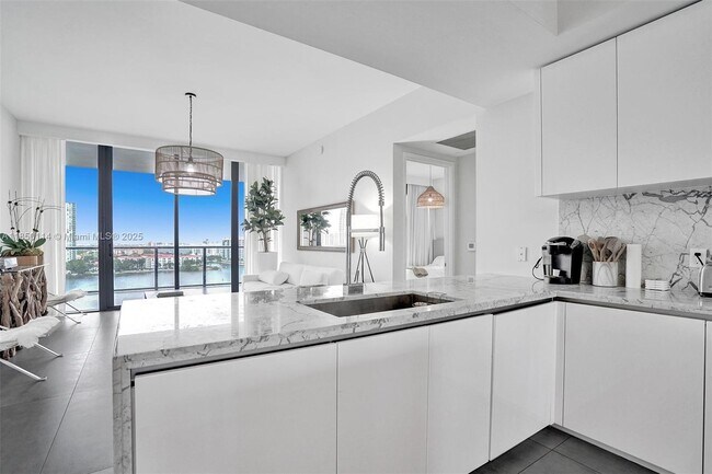 Building Photo - 5000 Island Estates Dr