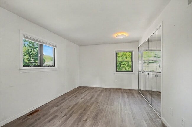 Building Photo - 615 Davis Ave