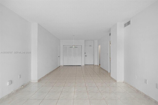 Building Photo - 300 Bayview Dr